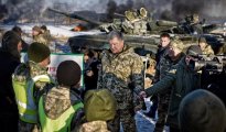 Петр Порошенко беседует с украинскими военными на границе с Россией. © bild.de