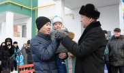 Аким Костанайской области вручил 450 ключей в День Первого Президента
