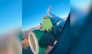 Пассажиры сняли на видео развалившийся во время полета двигатель самолета