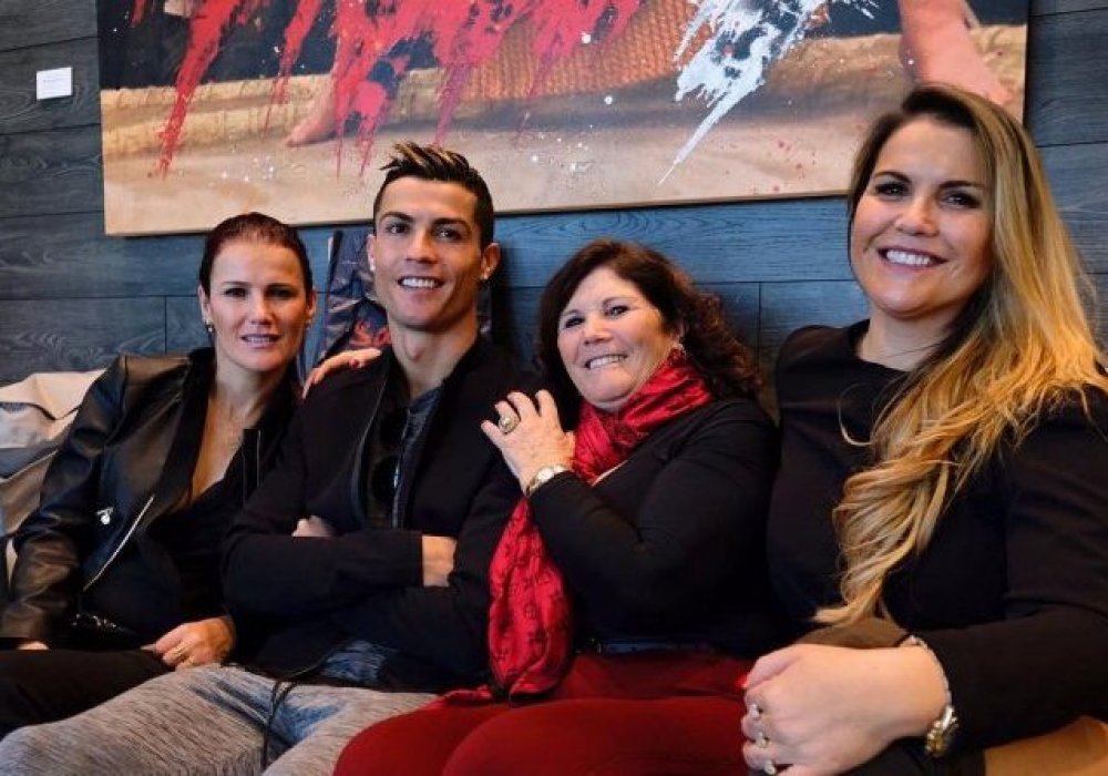 Криштиану Роналду с мамой и сестрами. © Tuttosport