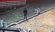 Мужчина уткнулся в телефон и провалился в канал