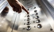 Где снизится стоимость услуг КСК и обслуживания лифтов, рассказали в МНЭ