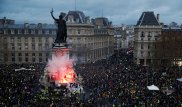 "Жгут машины, громят здания" - казахстанка о происходящем  в Париже