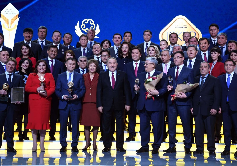 Генеральный директор "Казцинка" А.Л. Хмелев с наградой (крайний слева в первом ряду). Фото с сайта akorda.kz