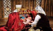 Дәрігер баланы бесікке бөлеудің зияны мен пайдасын айтып берді