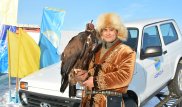 Казашка-беркутчи из Монголии посетила турнир в Бурабае