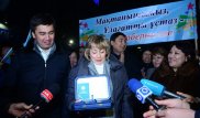 Учительнице устроили торжественную встречу в аэропорту Шымкента