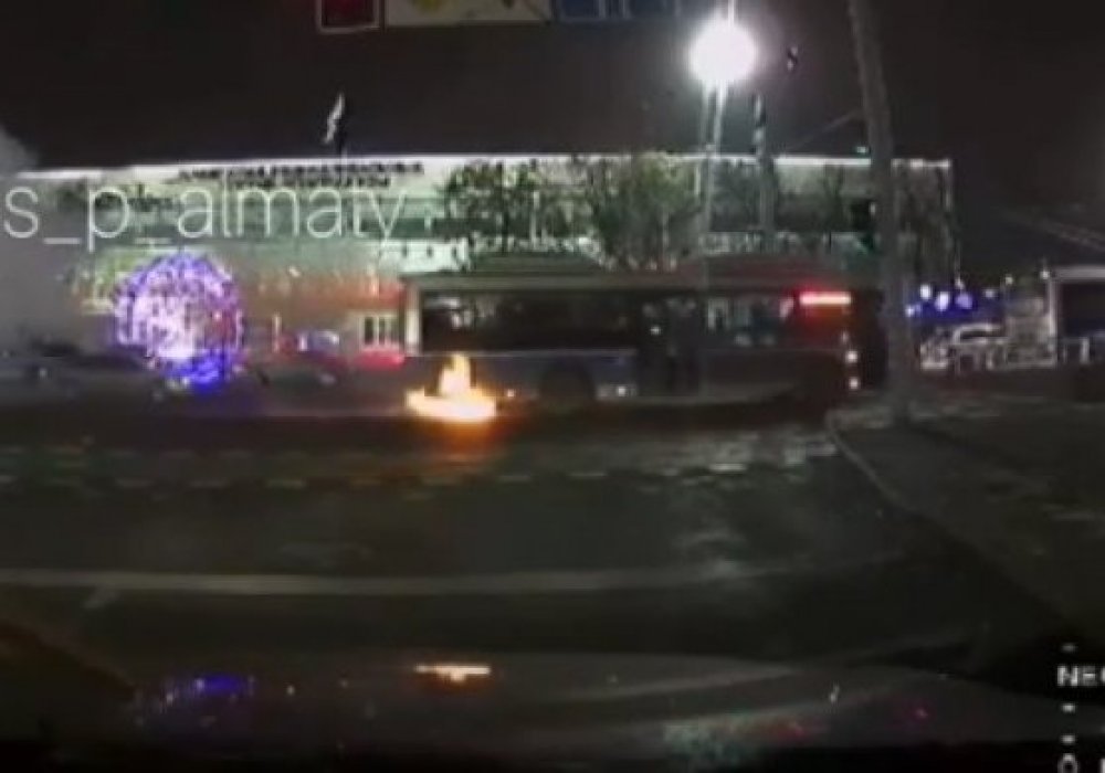 Автобус с пассажирами загорелся на ходу в Алматы