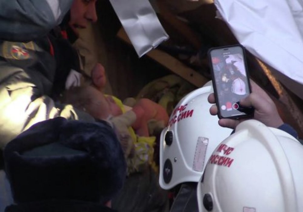 Под завалами в Магнитогорске нашли чудом выжившего младенца: Подробности, видео