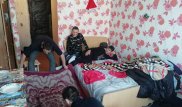 10 сирот ютятся в 15-квадратной "однушке" в Костанае