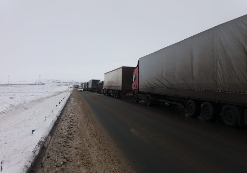 15-километровая очередь из фур скопилась на границе с Россией - СМИ