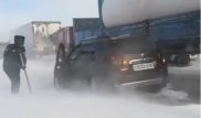 "Солярка заканчивается". Десятки машин застряли на заснеженной трассе Алматы - Усть-Каменогорск