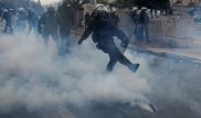 Дети и журналисты пострадали во время беспорядков в Греции