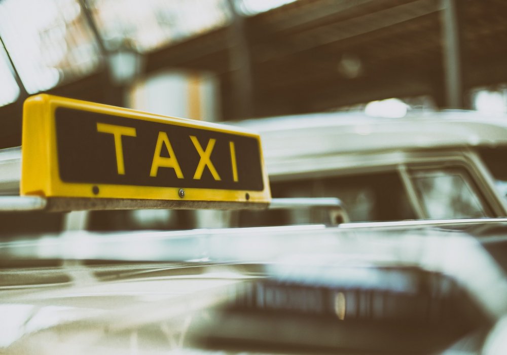 Таксист вернул 300 тысяч тенге забывчивой пассажирке в Актау