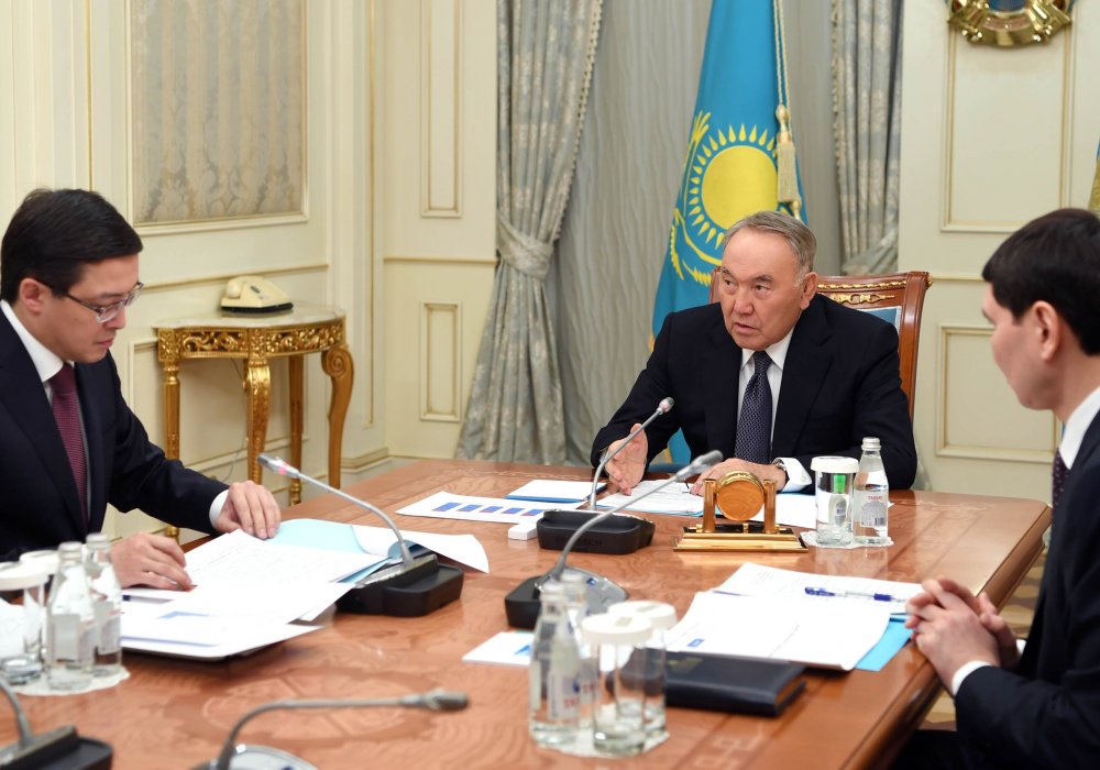 Акишев рассказал Назарбаеву о причинах снижения курса тенге