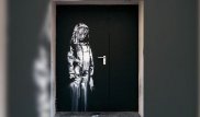 Работу Бэнкси выпилили из двери и похитили во Франции