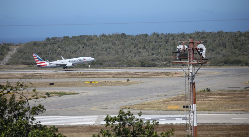 Самолет взлетает со взлетно-посадочной полосы в аэропорту Каракаса. © Reuters