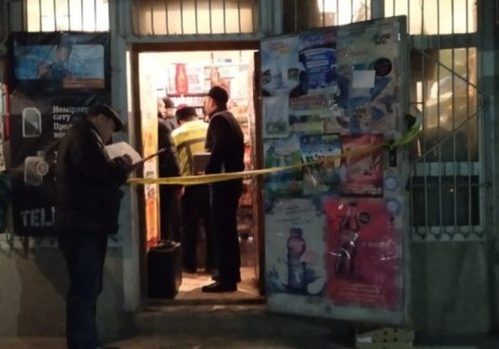 Бесстрашная продавщица отбилась от грабителя в Шымкенте