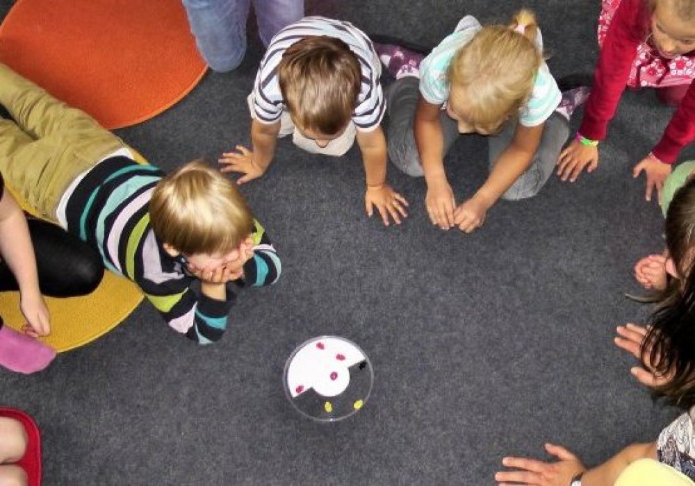 Отпечатки пальцев малышей снимают в детских садах Шымкента