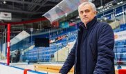 Жозе Моуринью поскользнулся на льду после вбрасывания шайбы в матче КХЛ