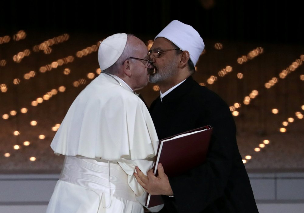 Папа Римский и глава исламского университета расцеловались, подписав 