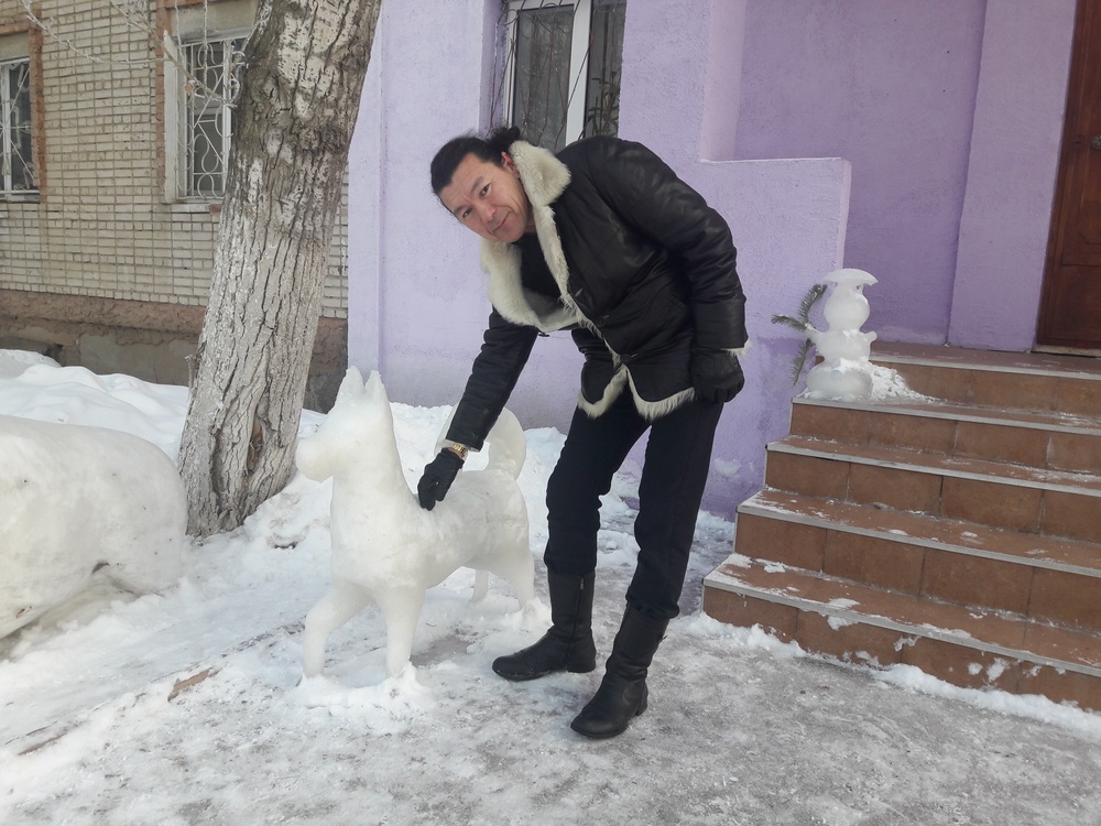 Пианино и другие скульптуры из снега вырезал менеджер турфирмы в Уральске
