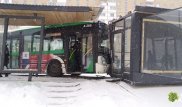 Автобус врезался в теплую остановку в Астане