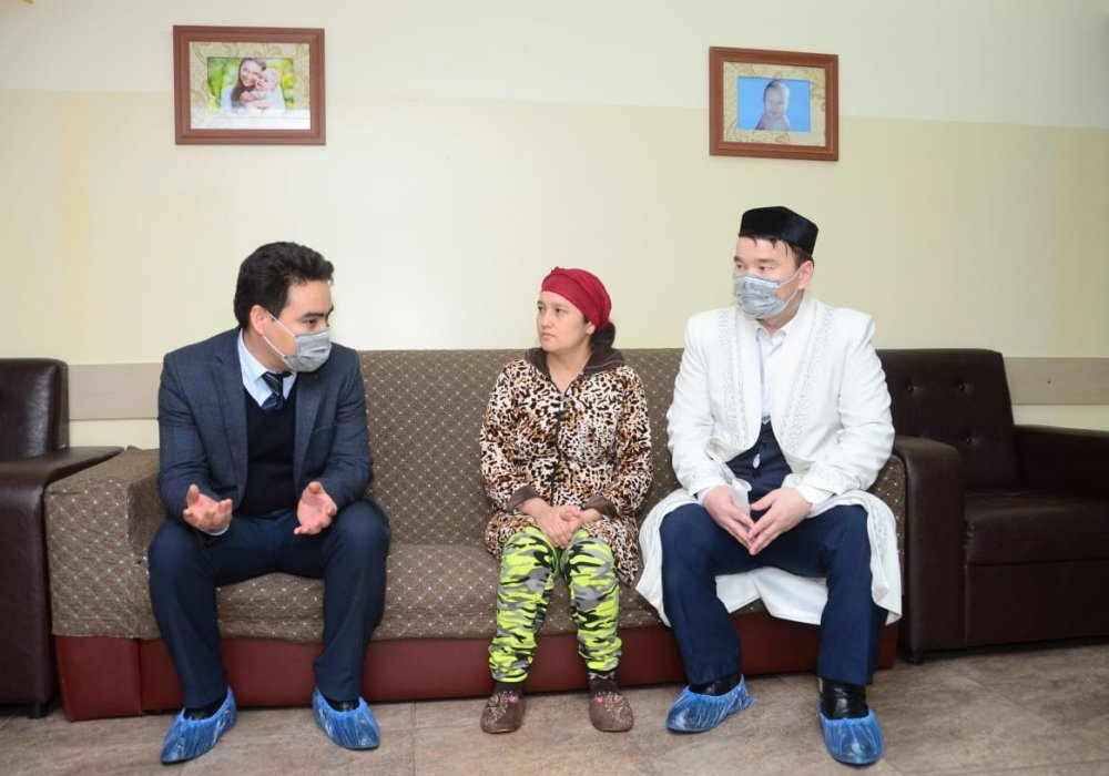 Матери тройняшек сняли квартиру за счет спонсоров в Шымкенте