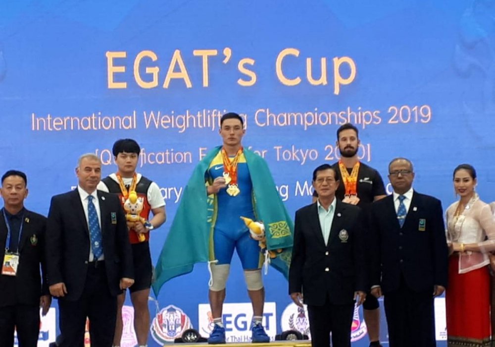 Казахстанский тяжелоатлет выиграл золото на квалификации Олимпиады