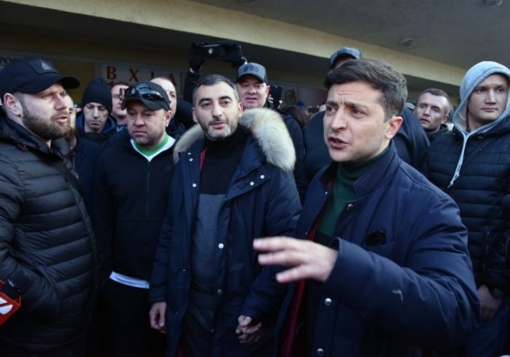 Владимир Зеленский во время общения с участниками митинга своих противников во Львове. © РИА Новости