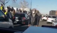 Во Франции "желтые жилеты" напали на полицейскую машину с девушкой за рулем