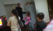 "Когда папа пришел с работы". Танец отца и детей умилил Казнет
