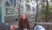 В Алматы появился блогер, раздающий встречным бабушкам деньги и продукты