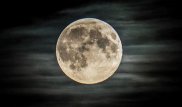 Казахстанцы наблюдают главное суперлуние года