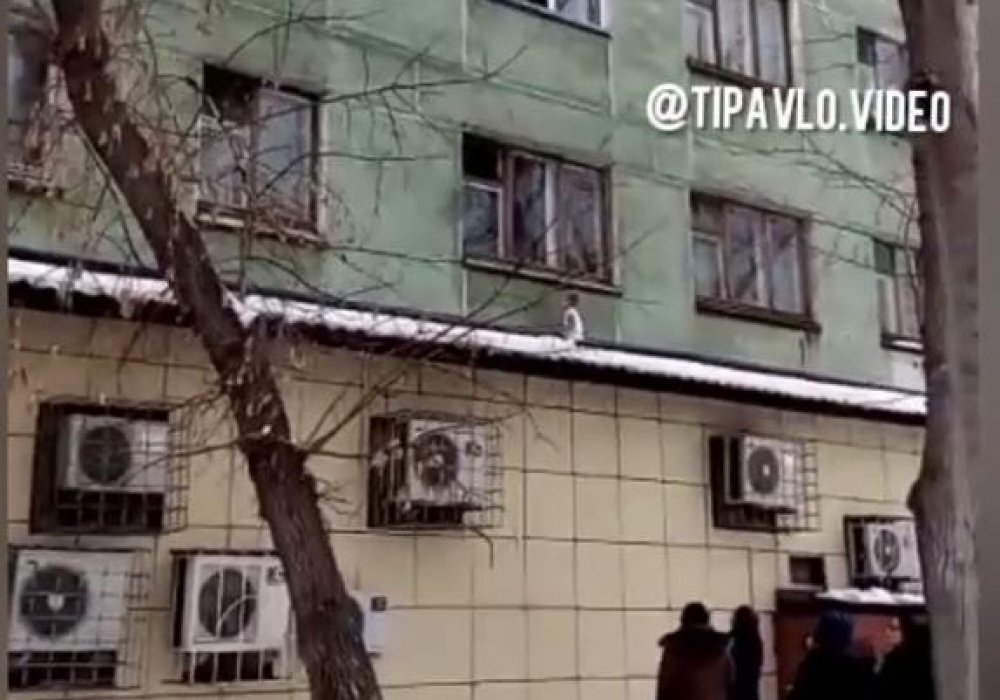 2-летний ребенок выжил, выпав с 3-го этажа в Павлодаре