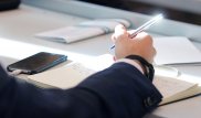 В этом году решим - министр о запрете на смартфоны для госслужащих
