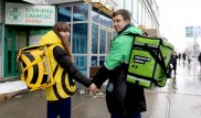 Влюбленные курьеры из "враждующих кланов" доставки еды стали звездами соцсетей