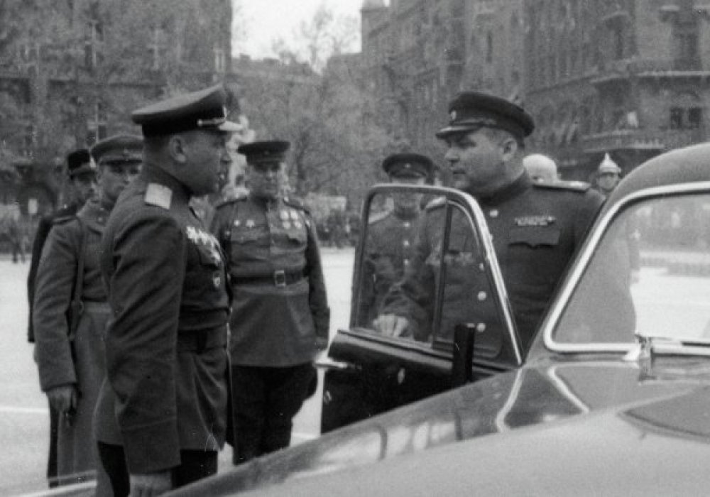 Маршал Советского Союза Родион Малиновский (справа) в Будапеште. 1945 год. © РИА Новости/Архивное фото