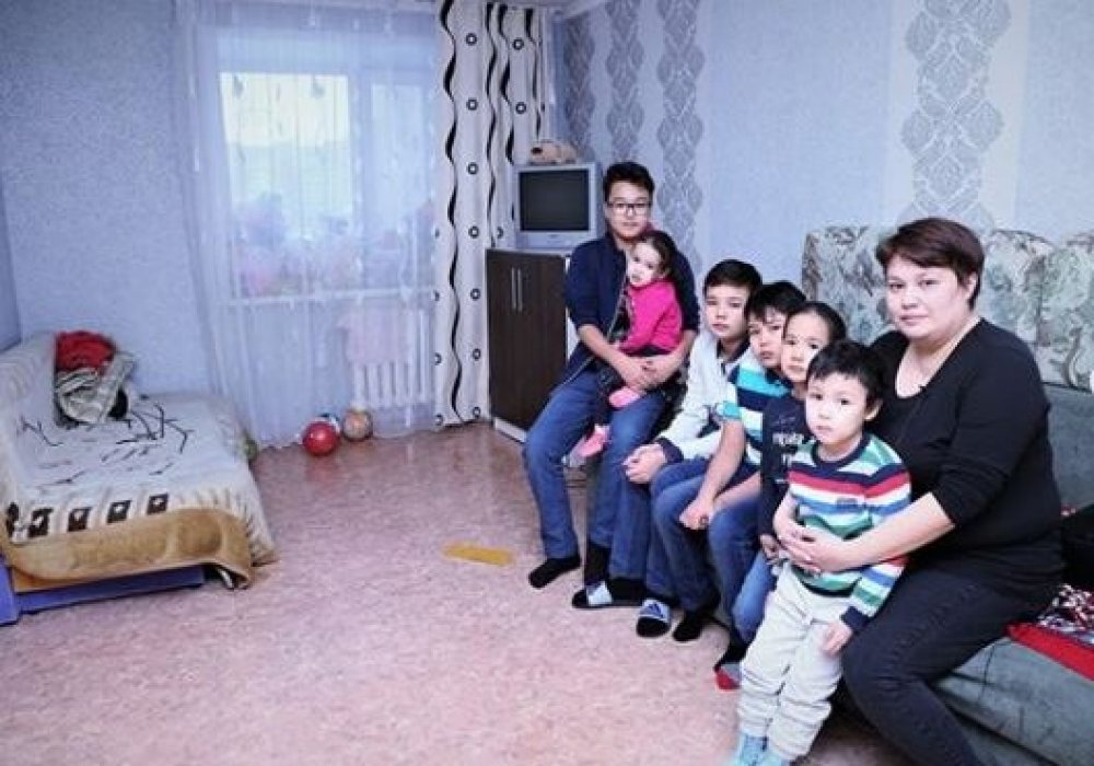 Неизвестный предприниматель подарил квартиру многодетной семье в Астане