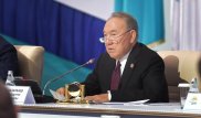 Повысить зарплаты бюджетникам поручил Назарбаев