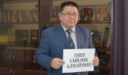 Чиновника из флешмоба "Мен сыйлық алмаймын" уличили в коррупции