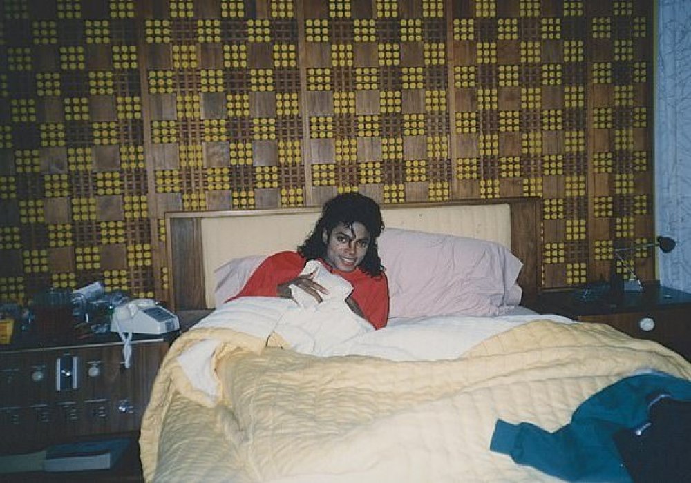 Майкл Джексон в Диснейленде. 1988 год. Кадр фильма "Покидая Неверлэнд" 