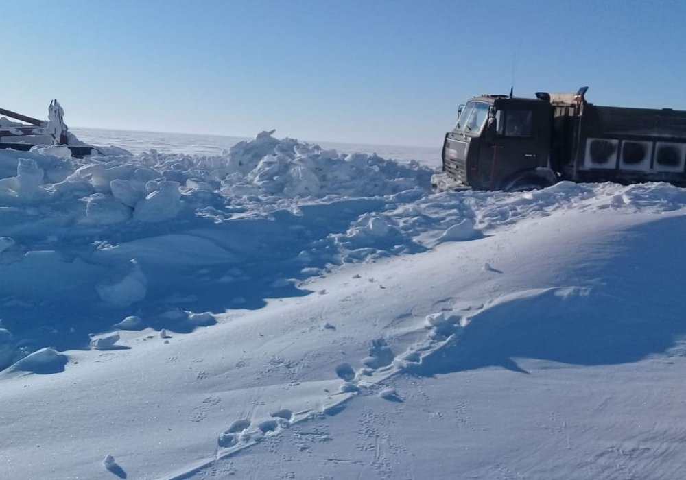 Водителя застрявшей фуры из Беларуси приютили на севере Казахстана