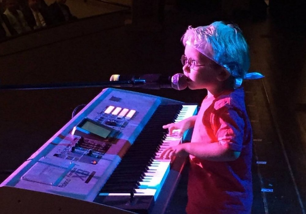 Полуслепой 6-летний пианист покорил соцсети кавером на 