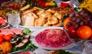 Бабушкины консервы и салаты с майонезом. Как не отравиться домашней едой