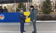 В Алматы военнослужащего наградили за спасение детей при пожаре