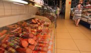 "Шкуры, кости и смола". Что нашли в казахстанской колбасе