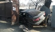 В Алматы автомобиль въехал в остановку и сбил людей