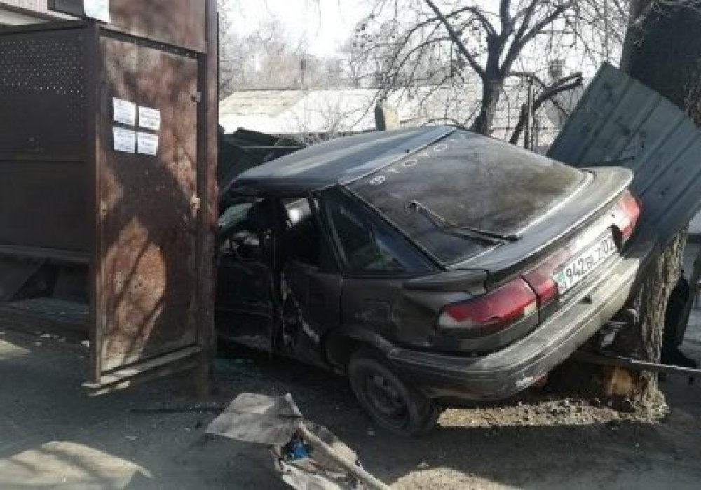 Водитель протаранил остановку в Алматы: погибла девушка
