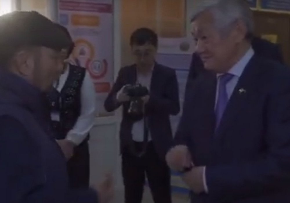 Видео с Сапарбаевым и многодетным отцом в Жанаозене объяснили в Минтруда